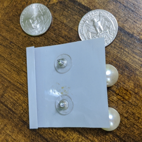 Beautiful Vintage Post Earrings - Picture 3 of 3